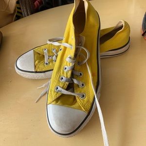 Converse all stars yellow tennis shoes M-8 W-10